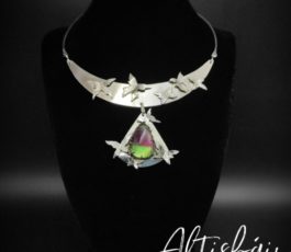 Collier inox “les Passages Célestes: “Minute, Papillon!” Fluorite