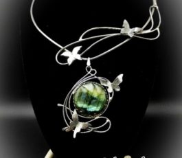 Collier inox “les Passages Célestes: “L’ Envol des Monarques” Labradorite