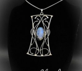 Pendentif inox “les Passages Célestes: “Féminin Sacré” Peristerite Tourmaline