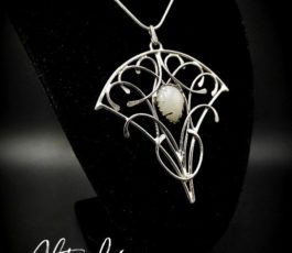 Pendentif inox “les Passages Célestes: “La Ballade des Femmes du Temps Jadis” Pierre de Lune