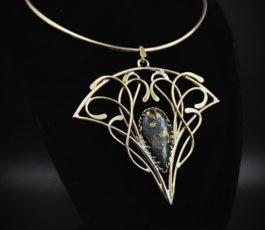 Pendentif laiton “les Passages Célestes: “Les tourments du Nautilus ” Apache Gold