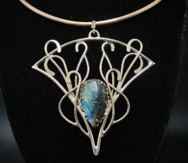 Pendentif laiton “les Passages Célestes: “Les Affres de Méduse” Labradorite