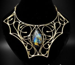 Collier laiton doré “Les Diaboliques: Hélène de Sparte” Labradorite