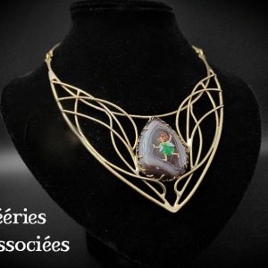 Collier laiton "Le Petit Peuple: Vala" Agate de Botswana peinte