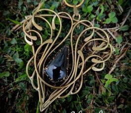 Pendentif laiton “les Passages Célestes: l’ Oracle de Delphes” Obsidienne Mentogochol